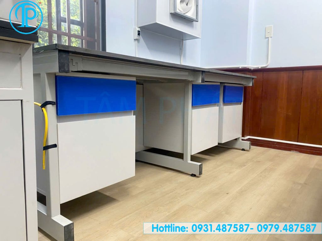 5 Tiêu Chí Quan Trọng Khi Chọn Bàn Thí Nghiệm Áp Tường Cho Phòng Lab 1 5 Tiêu Chí Quan Trọng Khi Chọn Bàn Thí Nghiệm Áp Tường Cho Phòng Lab