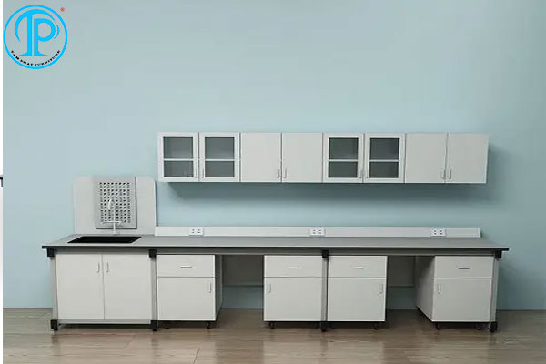 Trường học nên đầu tư bàn thí nghiệm như thế nào để đạt chuẩn phòng lab hiện đại?
