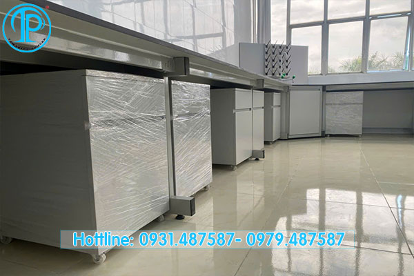 Bàn thí nghiệm và tủ hút khí độc