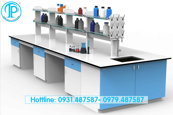 So sánh bàn thí nghiệm trung tâm và bàn thí nghiệm áp tường: Nên chọn loại nào?