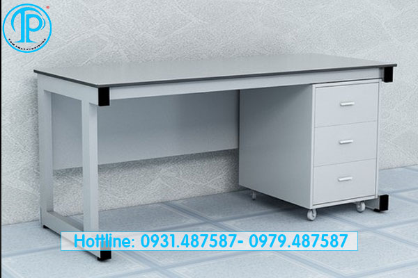 So sánh bàn thí nghiệm trung tâm và bàn thí nghiệm áp tường: Nên chọn loại nào?