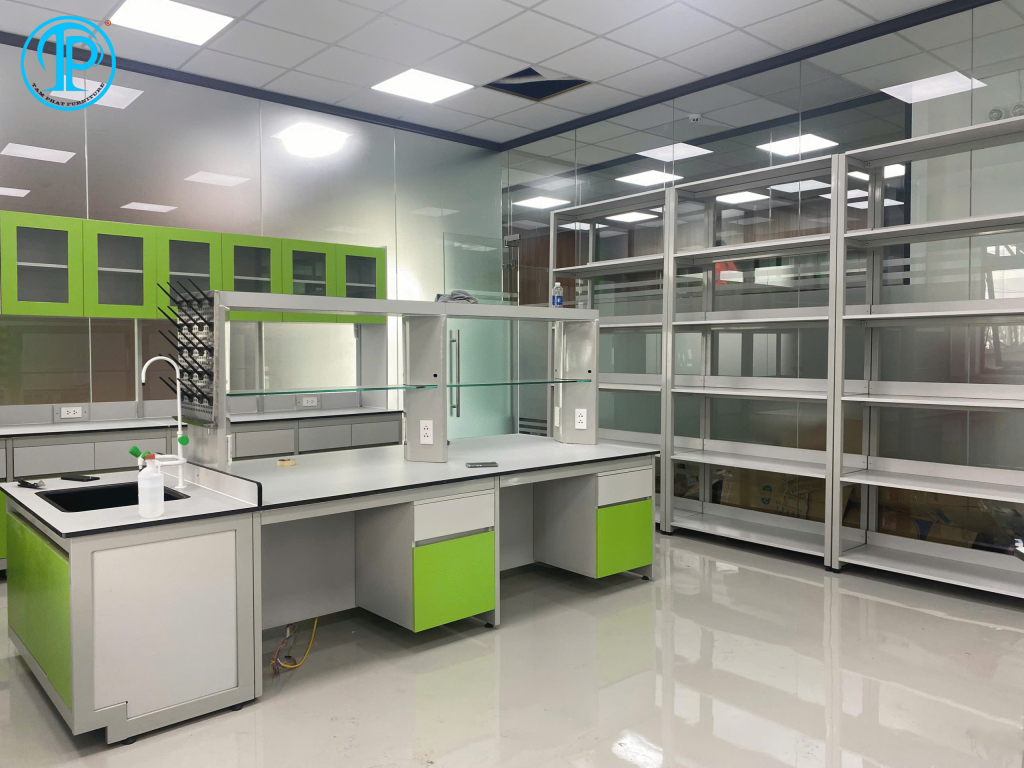 Tại sao nên sử dụng kệ chuyên dụng phòng thí nghiệm thay vì kệ thường? 1 z7043895704755 7c60a37ebe876f28f64b802b9a5184e2 scaled 1