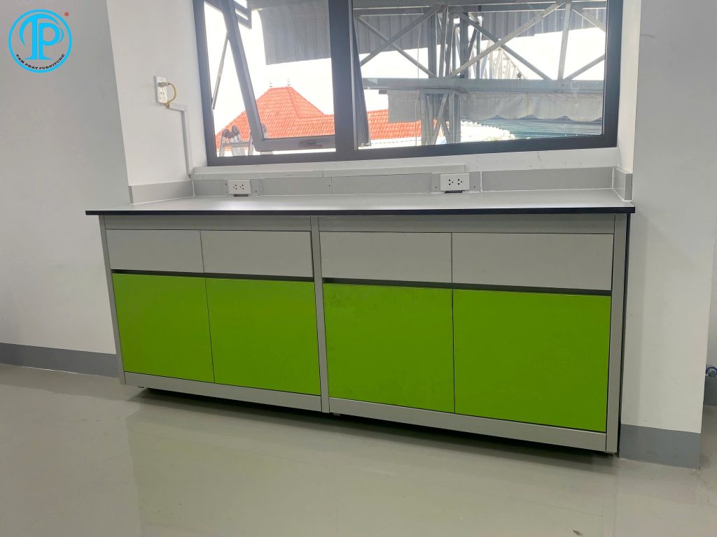 bàn thí nghiệm áp tường