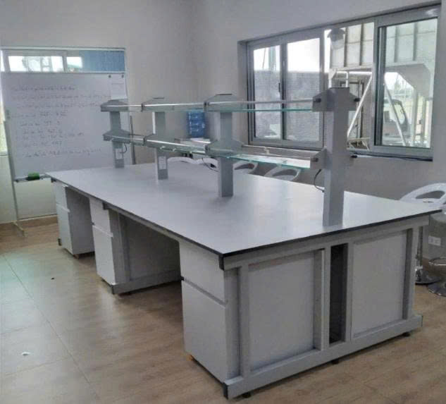 Vì Sao Bàn Thí Nghiệm Trung Tâm Được Ưa Chuộng Hiện Nay? 3 z7711788029025 5174dfc2abdb76085e56f112eeef4834