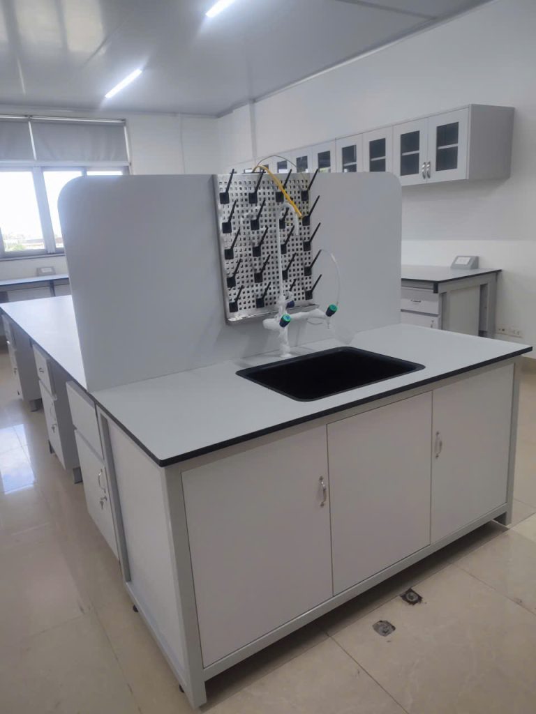 Vì sao bàn thí nghiệm trung tâm ngày càng được nhiều phòng lab lựa chọn? 3 bàn thí nghiệm trung tâm