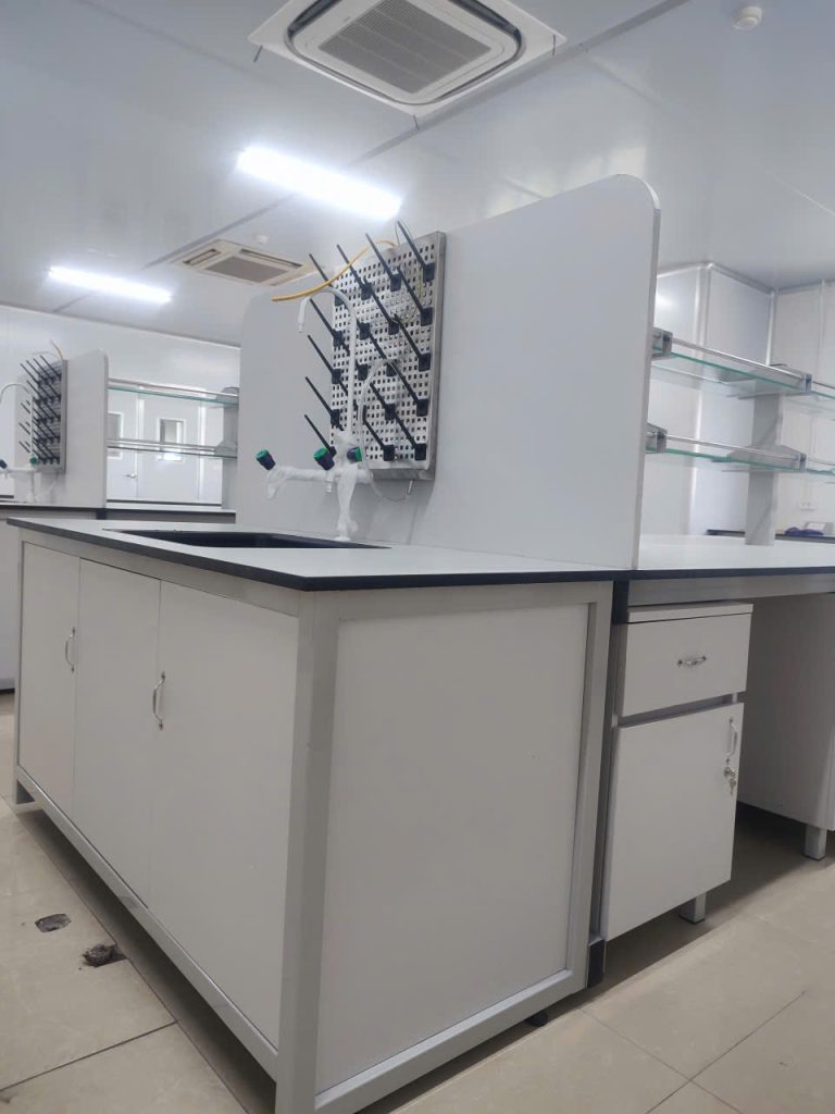 Vì sao bàn thí nghiệm trung tâm ngày càng được nhiều phòng lab lựa chọn? 2 bàn thí nghiệm trung tâm