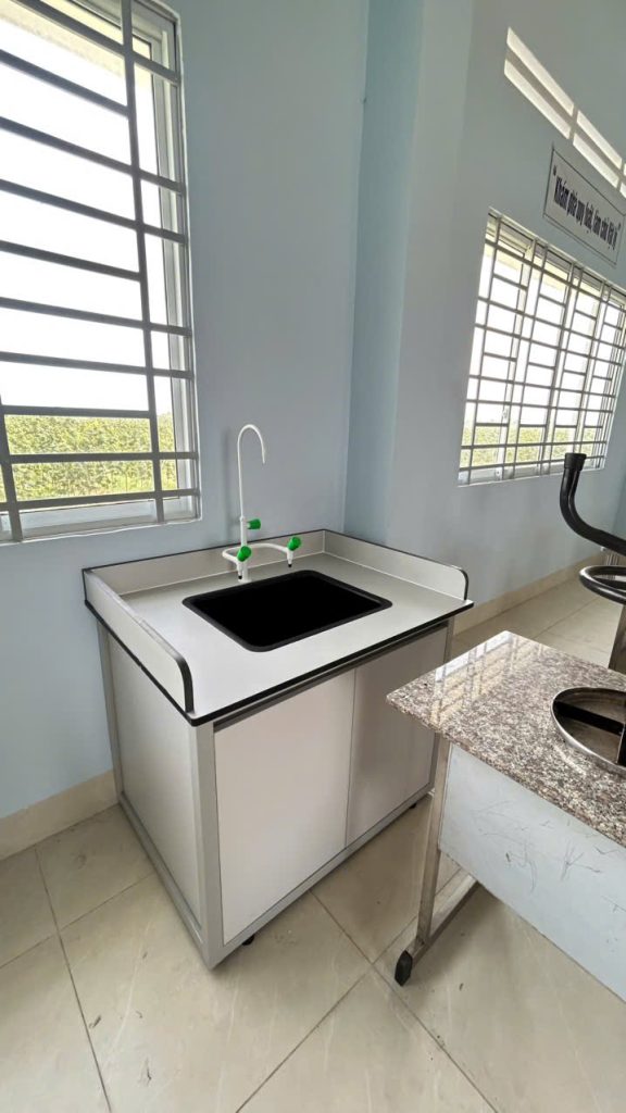 Bàn Thí Nghiệm Chậu Rửa Phòng Lab Chuẩn ISO, Kháng Hóa Chất 2 bàn thí nghiệm chậu rửa